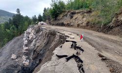 Bozkurt’ta heyelan: Köy yolu ulaşıma kapandı