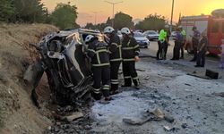 Burdur’da otomobil, otobüs durağına çarptı: 2 yaralı