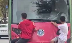 Bursa’da çocukların tehlikeli yolculuğu kamerada