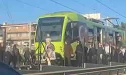 Bursa’da metro durdu, vatandaşlar raylardan yürüdü