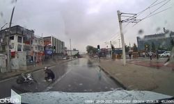 Bursa’da motosikletli yağışlı havada drift attı, yere kapaklandı