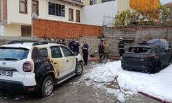 Bursa’da park halindeki otomobil alev alev yandı, yangın iki araca sıçradı
