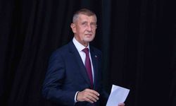 Çekya’nın eski Başbakanı Babis’e miting sırasında koltuk değnekli saldırı