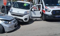 Çorum’da 3 araç kavşakta çarpıştı: 2 yaralı