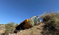 Çorum’da freni boşalan hafriyat kamyonı şarampole devrildi: 1 yaralı