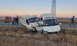 Çorum’da minibüs kamyonetle çarpıştı: 4 yaralı