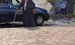 Diyarbakır’da faciadan dönüldü: Seyir halindeki araba, yaşlı kadın içindeyken alev aldı