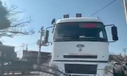 Diyarbakır’da freni boşalan tır, refüje çıktı
