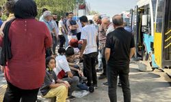 Diyarbakır’ın Yenişehir ilçesinde freni patlayan halk otobüsünün, durakta bekleyen halk otobüsüne çarpması sonucu çok sayıda yolcu yaralandı.