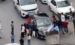 Düğün konvoyunun önünü çöp konteyneri ile kestiler, zarfı alınca yol verdiler