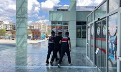 Durduramadığı aracın arkasından ateş edip sürücüyü vurdu