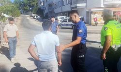 Ehliyetsiz sürücüyü korumak için yalan söyledi, karakola götürüldü