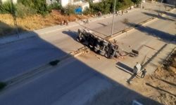 Elazığ’da refüje çarpan tır devrildi