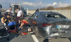 Emniyet şeridindeki otomobile motosiklet çarptı: 1 yaralı