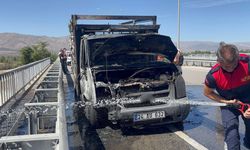 Erzincan’da seyir halindeki kamyon alev alev yandı