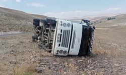 Erzurum’da virajı alamayan kamyon devrildi; sürücü yaralandı