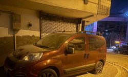 Esenyurt’ta 2 motosikletli araçların lastiklerini patlattı: O anlar kamerada