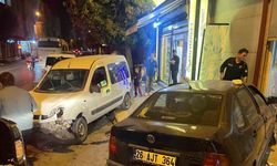 Eskişehir’de çarpışan araçlardan biri dükkana girdi