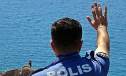 Falezlerden tehlikeli atlayış keyfine, polisin ‘atlarsan karakola götürürüm’ sözü engel oldu
