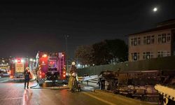 Fatih E-5’te minibüs, bariyere çarpıp yan yattı