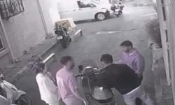 Fatih’te aniden yola çıkan motosikletliye kamyonet çarptı: O anlar kamerada