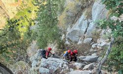 Fethiye’de kayalıklarda mahsur kalan Alman turisti JAK timi kurtardı