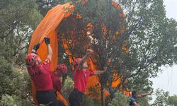 Fethiye’de ormanlık alana düşen paraşütçüleri JAK ekipleri kurtardı