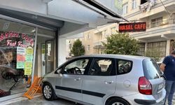 Fren yerine gaza bastı, önce yayaya ardından büfeye çarptı