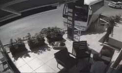 Freni boşalan servis midibüsü direğe çarparak durabildi