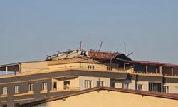 Gaziantep’te şiddetli fırtına hasarlı binanın çatısını uçurdu