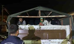 Göçmenleri kamyonet kasasında gizleyerek taşıyan şahıs yakayı ele verdi: 20 göçmen yakalandı