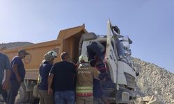 Hafriyat dökerken devrilen kamyonun sürücüsü yaralandı