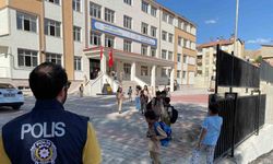 Hakkari polisi çocuklar için görev başında