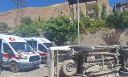 Hakkari’de kamyonet yan yattı: 1 yaralı