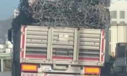 Hatay’da demir yüklü tır trafikte yürekleri ağza getirdi