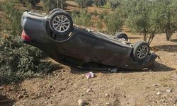 Hatay’da zeytin bahçesine uçan otomobildeki 3 kişi yaralandı