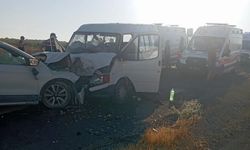 Hilvan’da tarım işçilerini taşıyan minibüs ile otomobil çarpıştı: 10 yaralı