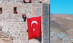 Hoşap Kalesi’nde bayrak yeniden asıldı