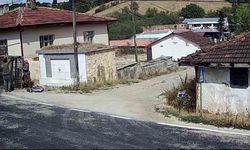 Hurdacılar köy meydanını çöplüğe çevirdi