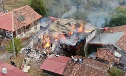 İki katlı konak alevlere teslim oldu