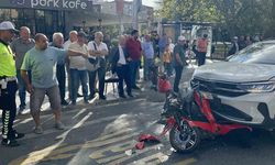 İki otomobilin arasında kağıt gibi ezildi: Motosiklet üzerindeki 2 kişi kazadan yaralı kurtuldu