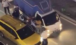 İki sürücü kavgaya tutuştu, trafik kitlendi