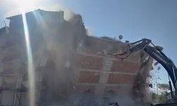 İş makinası, üzerine doğru yıkılan 6 katlı binanın altında kalmaktan saniyelerle kurtuldu
