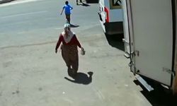 İş makinesinin kardeşlere çarptığı kaza anı güvenlik kamerasında