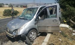 Isparta’da otomobil refüje çarpıp takla attı: 2 yaralı