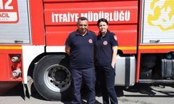 İtfaiyeci çift birlikte alevlerle savaşıyor