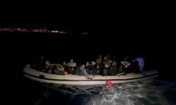 İzmir’de sürüklenen lastik bottaki 33 düzensiz göçmen kurtarıldı