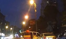 Kadıköy’de hafif ticari araç motosiklete çarptı: Kaza anı kamerada
