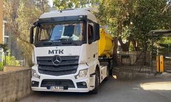 Kadıköy’de hafriyat kamyonu ara sokakta sıkıştı