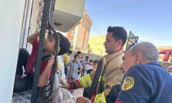 Kafası pencerenin demir korkuluğuna sıkışan çocuğu itfaiye ekipleri kurtardı